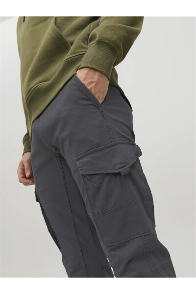 Men's slim fit cargo pants in anthracite. - 4