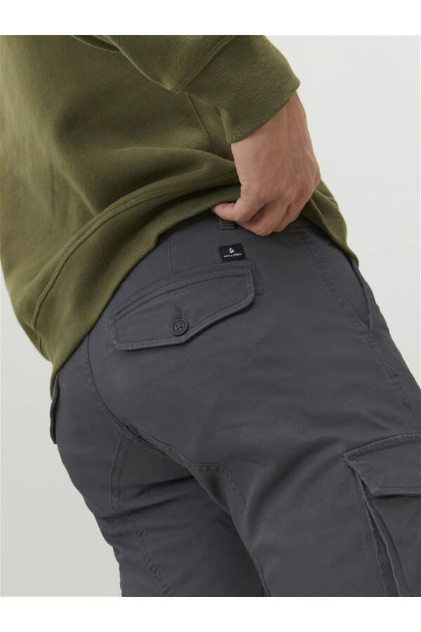 Men's slim fit cargo pants in anthracite. - 5