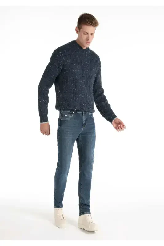 Men's slim fit, low rise, straight leg jean trousers. - 3