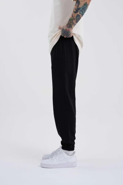 Men's Solid Color Basic Relaxed Jogger Black Sweatpants - MACHINIST (1)