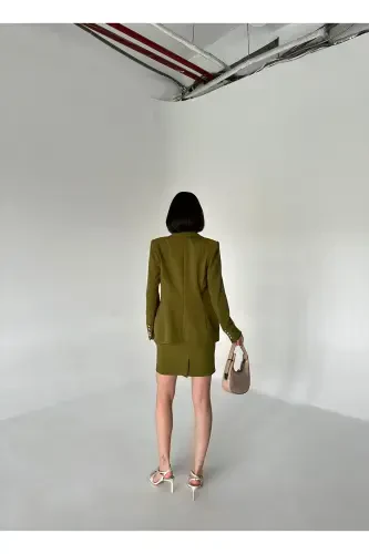 Metall tugmachali blazer ikki qismli yubka kostyumi - 7