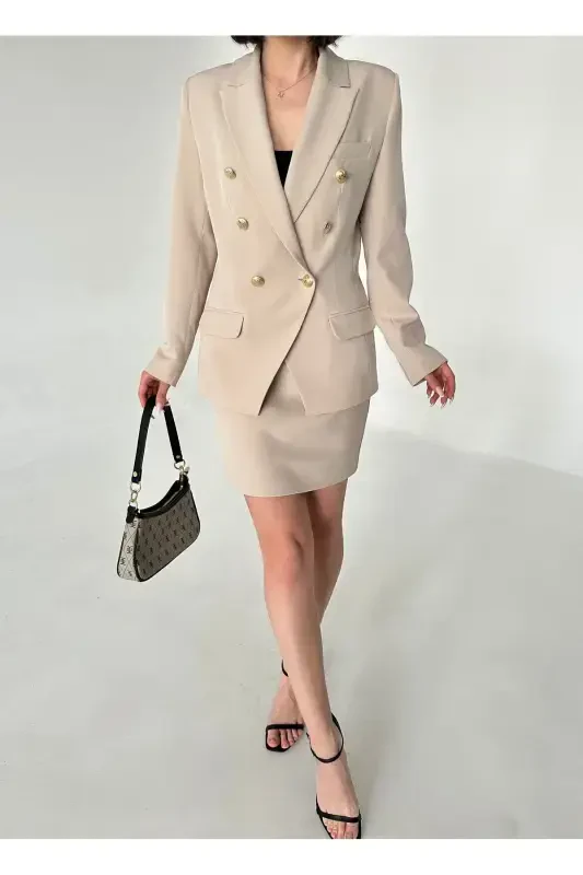 Metall tugmachali blezer ikki qismli yubka kostyumi - 8