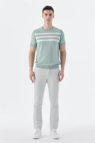 Мятная белая трикотажная футболка slim fit с круглым вырезом и узором. - Modazone (1)