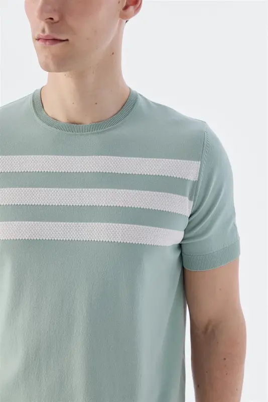 Мятная белая трикотажная футболка slim fit с круглым вырезом и узором. - 3
