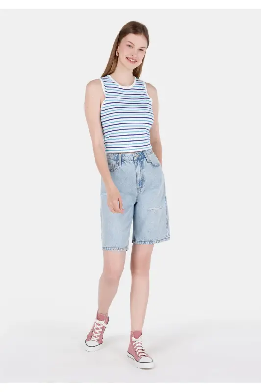 Mid-rise blue women's jean shorts - 3