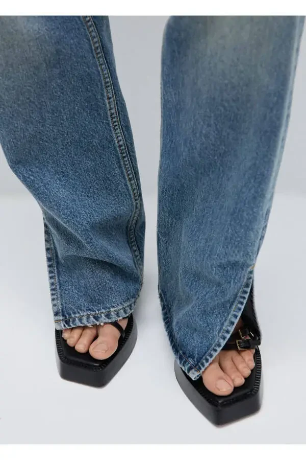 Mid-rise distressed straight leg jeans - 8