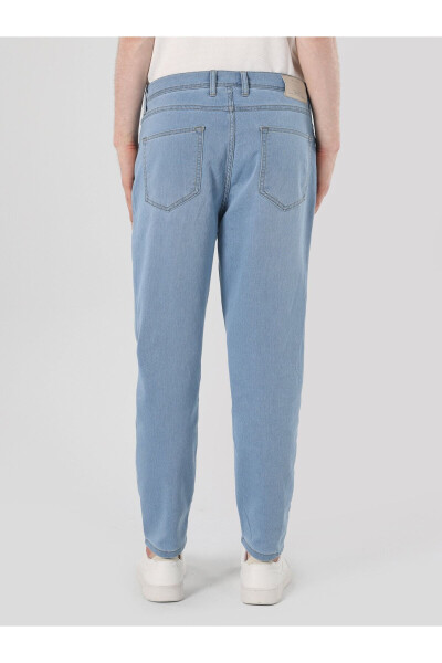 Mid-rise, relaxed fit, straight leg blue men's jeans. - 2