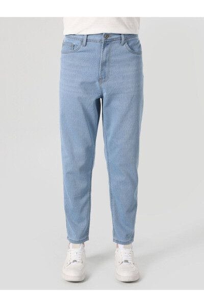 Mid-rise, relaxed fit, straight leg blue men's jeans. - 4