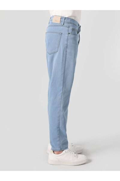 Mid-rise, relaxed fit, straight leg blue men's jeans. - 5