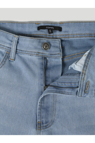 Mid-rise, relaxed fit, straight leg blue men's jeans. - 6