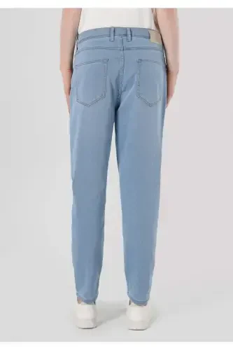 Mid-rise, relaxed fit, straight leg blue men's jeans. - COLIN’S (1)