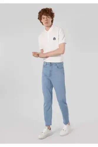 Mid-rise, relaxed fit, straight leg blue men's jeans. - 3