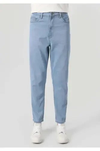 Mid-rise, relaxed fit, straight leg blue men's jeans. - 4