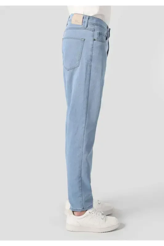 Mid-rise, relaxed fit, straight leg blue men's jeans. - 5