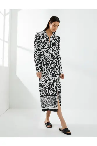Midi-Hemdkleid aus Viskose mit ethnischem Muster, Gürtel und Knöpfen, lange Ärmel - Schwarz gemustert - 2