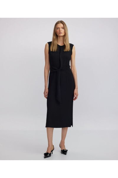 Midi dress with a tie at the waist - 7