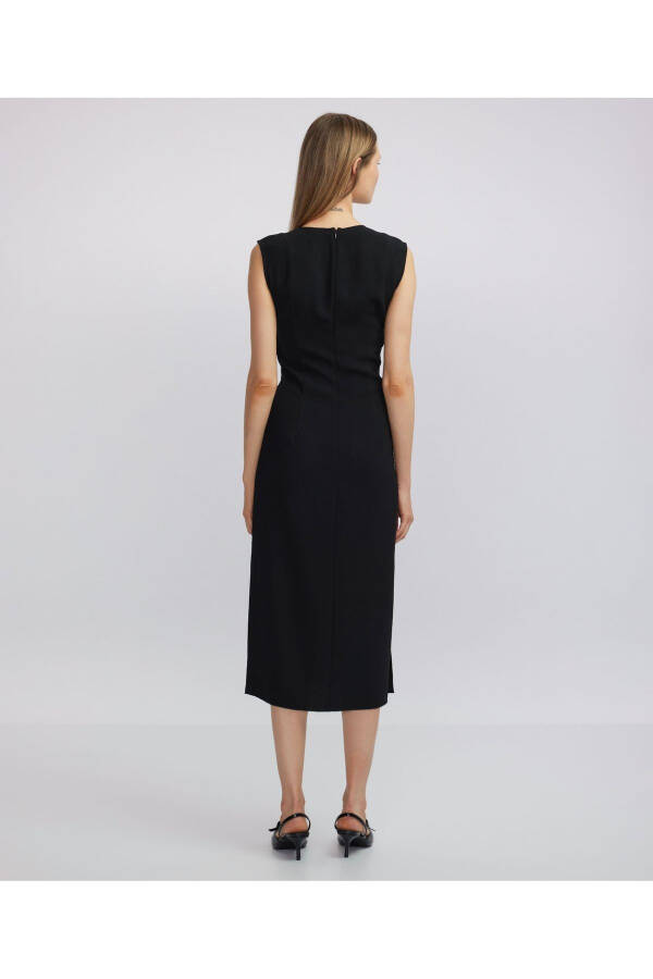 Midi dress with a tie at the waist - 12