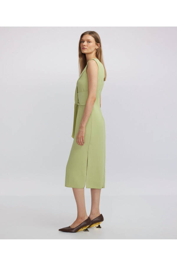 Midi dress with a tie at the waist - 12