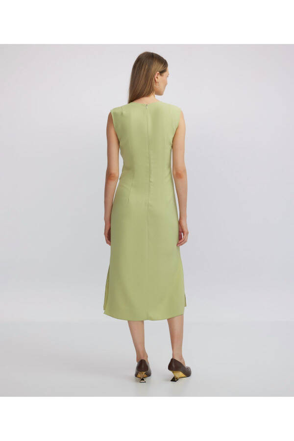 Midi dress with a tie at the waist - 10