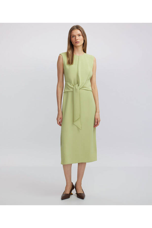 Midi dress with a tie at the waist - 1