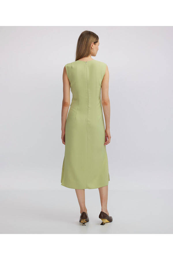 Midi dress with a tie at the waist - 5