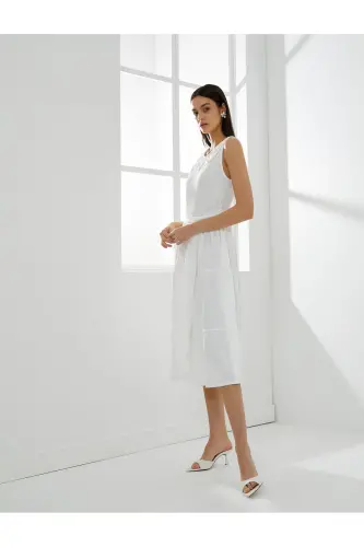 Midi-Kleid mit Spitzenkragen, ärmellos und mit Gürtel an der Taille - Ecru - 2
