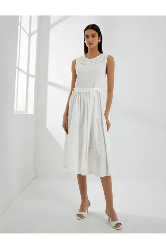 Midi-Kleid mit Spitzenkragen, ärmellos und mit Gürtel an der Taille - Ecru - 3