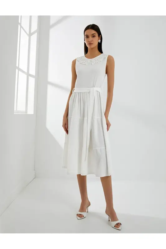 Midi-Kleid mit Spitzenkragen, ärmellos und mit Gürtel an der Taille - Ecru - 3