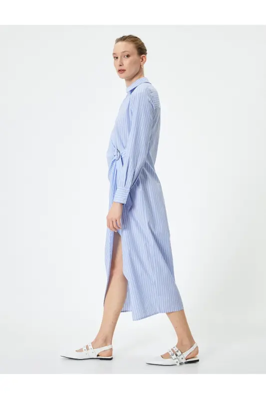 Midi-Hemdkleid mit langen Ärmeln, Wickeloptik und Metallaccessoires, Standard-Schnitt - Blau gestreift - 1