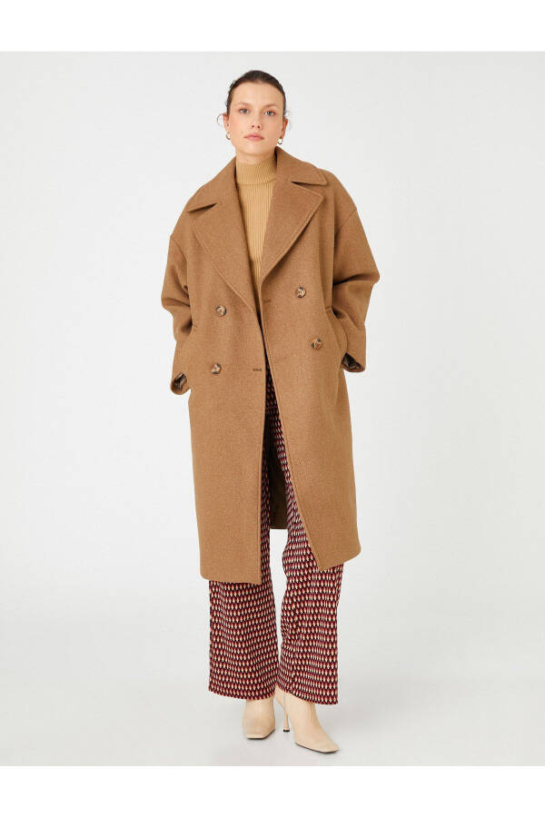 Midi length, wool coat, double-breasted, buttoned. - 1