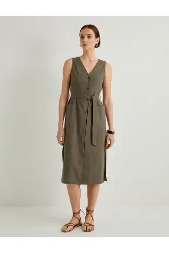 Миди платье-рубашка с поясом, на пуговицах, из смесового льна с V-образным вырезом. - 3