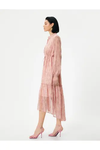 Midi-Chiffonkleid mit asymmetrischem Schnitt, Taillenbindung und Knöpfen - Rosa gemustert - 1