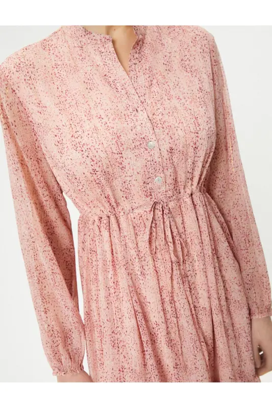Midi-Chiffonkleid mit asymmetrischem Schnitt, Taillenbindung und Knöpfen - Rosa gemustert - 5