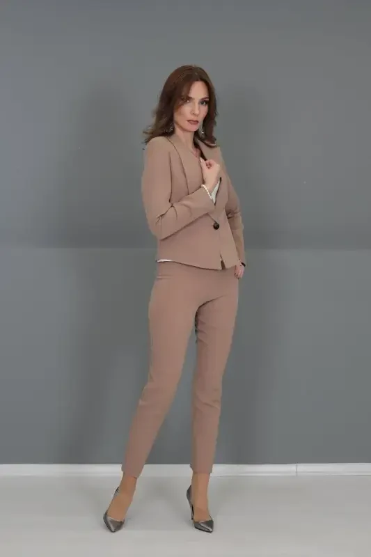 Мини-жакет и брюки-трубы - светло-коричневый - светло-коричневый - 1