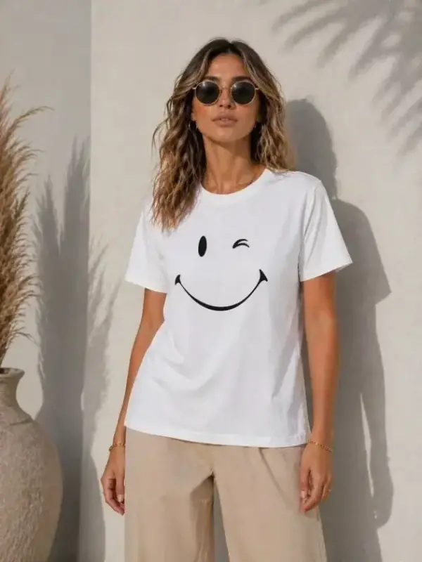 Minimal Gülümseyen Yüz Baskılı Tişört Kısa Kol Yazlık T-Shirt - Beyaz - BÜYÜKBEDENIZ