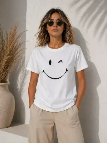 Minimal Gülümseyen Yüz Baskılı Tişört Kısa Kol Yazlık T-Shirt - Beyaz - BÜYÜKBEDENIZ (1)