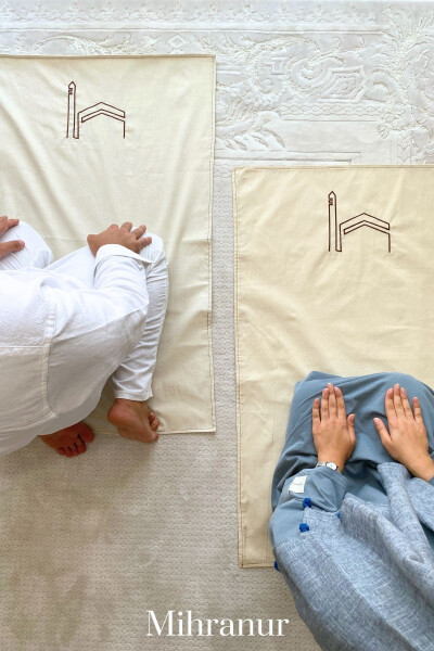 Minimal linen prayer rug with Kaaba embroidery. Perfect for dowry, trousseau or gift. - 4