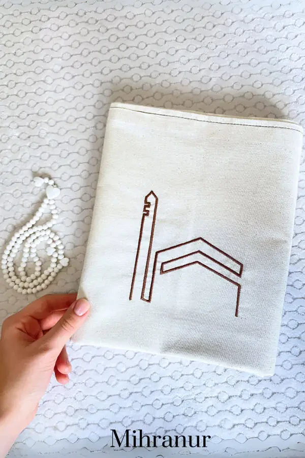 Minimal linen prayer rug with Kaaba embroidery. Perfect for dowry, trousseau or gift. - 1