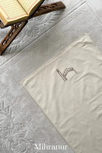 Minimal linen prayer rug with Kaaba embroidery. Perfect for dowry, trousseau or gift. - 5