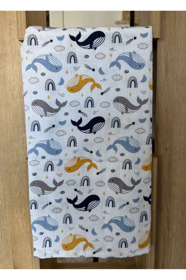 Многофункциональное муслиновое детское одеяло с принтом кита. - 1