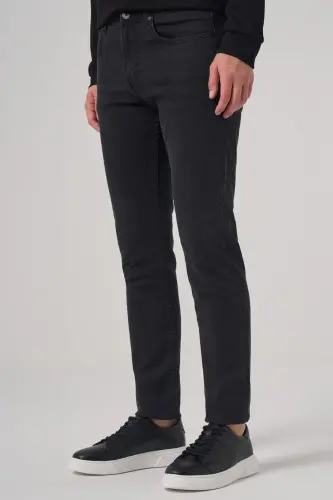 Modazone Erkaklar uchun qora rangli, 5 cho'ntakli, tor kesimli (slim fit) jinsi shim - MORVEN (1)