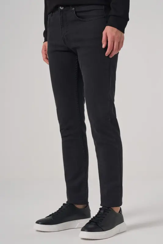 Modazone Erkaklar uchun qora rangli, 5 cho'ntakli, tor kesimli (slim fit) jinsi shim - 2