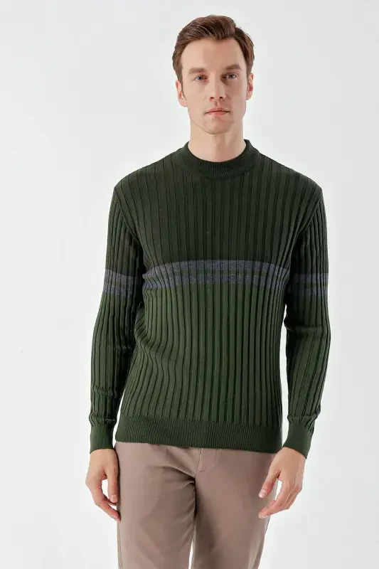 Modazone Мужской трендовой трикотажный джемпер цвета хаки с панелями, вырезом «бато», Dynamic Fit, удобного кроя - 2