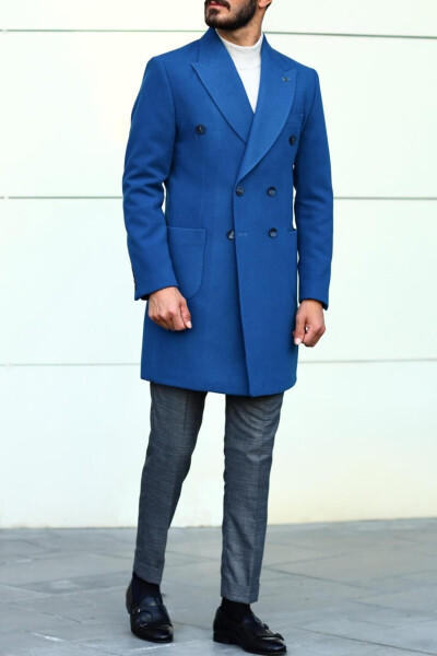 Modern cut, double-breasted coat with wide lapels. - 1