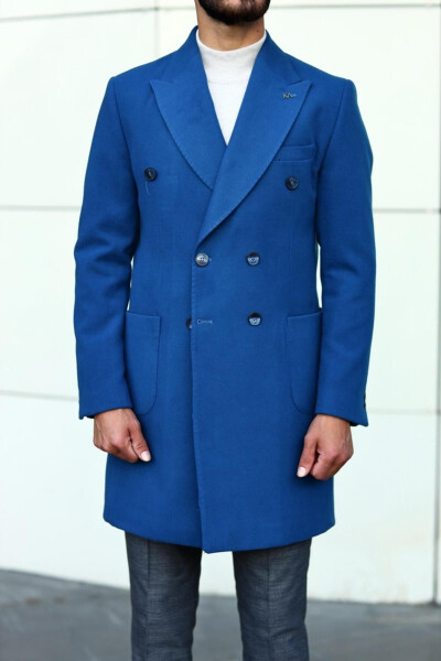 Modern cut, double-breasted coat with wide lapels. - 2