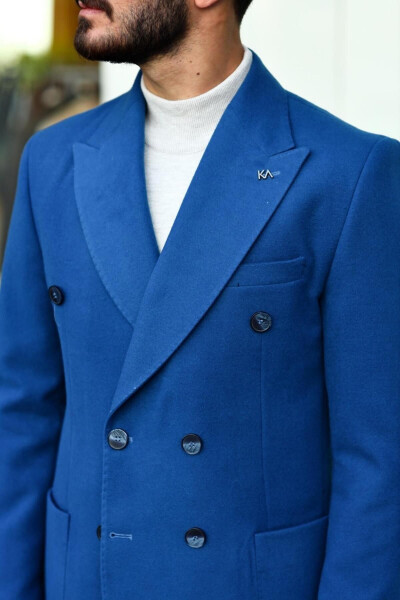 Modern cut, double-breasted coat with wide lapels. - 3