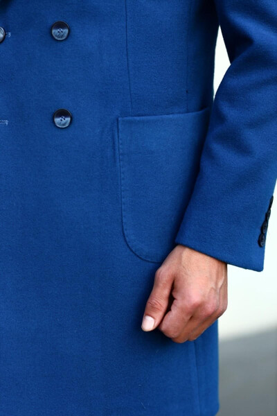 Modern cut, double-breasted coat with wide lapels. - 5