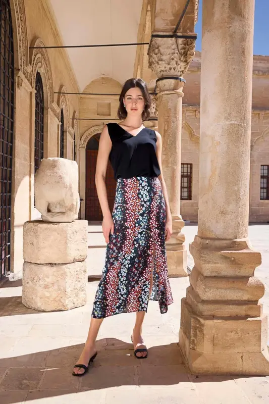 Çiçek Desenli Yırtmaçlı Etek Takımı - 5