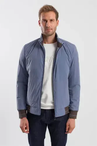 Moviy rangli Comfort Fit tik tur yoqli kurt 