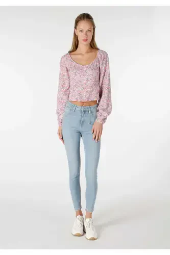 Multicolored printed, long-sleeved, slim fit V-neck crop top for women. - 3